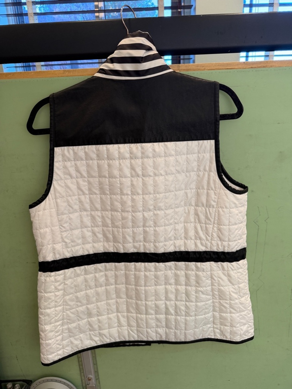 Zenergy by Chico's Women's White Quilted Zip-Front Vest with Black Trim - Picture 4 of 5